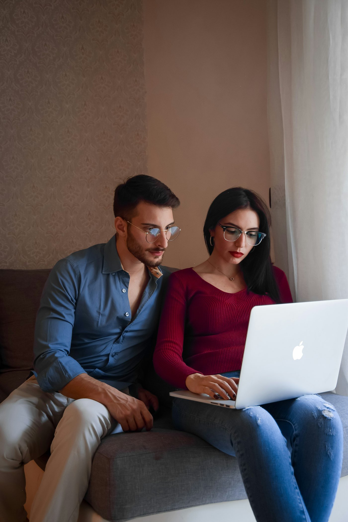 Pareja revisando sus finanzas en casa
