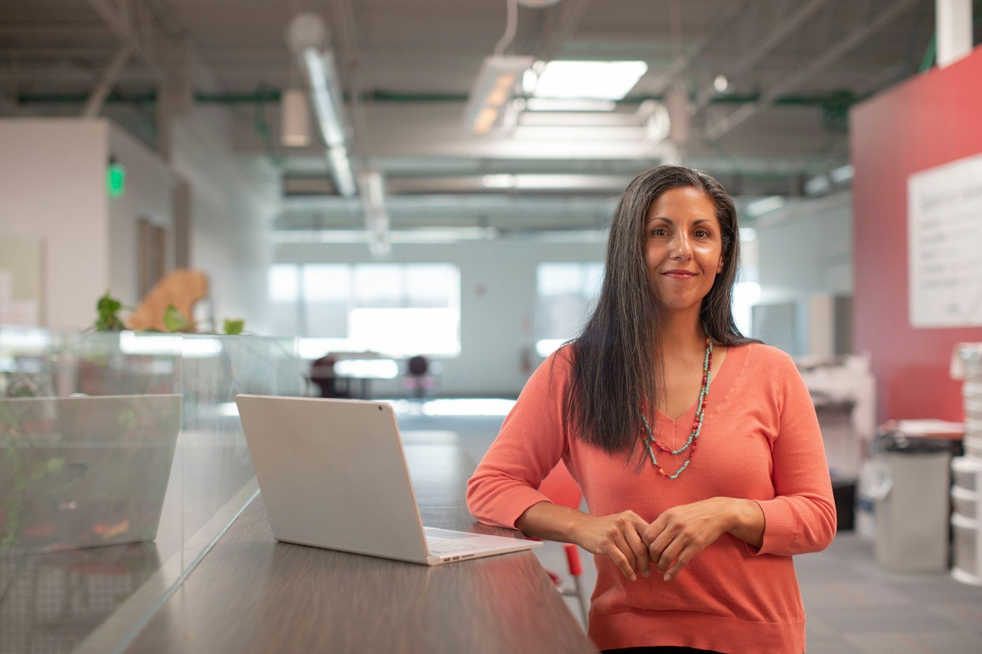 Emprendedora trabajando en su computadora